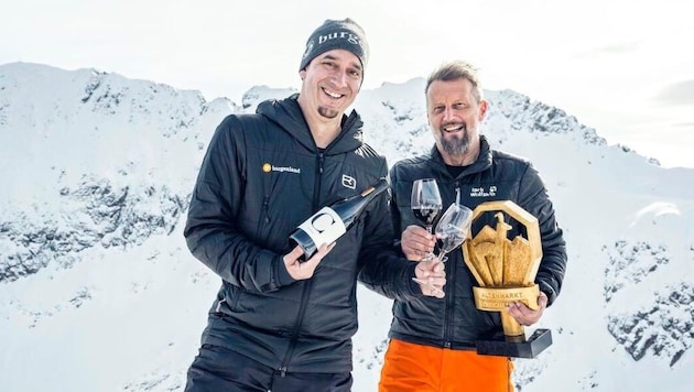 Zechmeister and Kaiser organized the "steepest wine tasting" against the impressive backdrop of the Zauchensee World Cup arena. (Bild: Matthias Fritzenwallner)