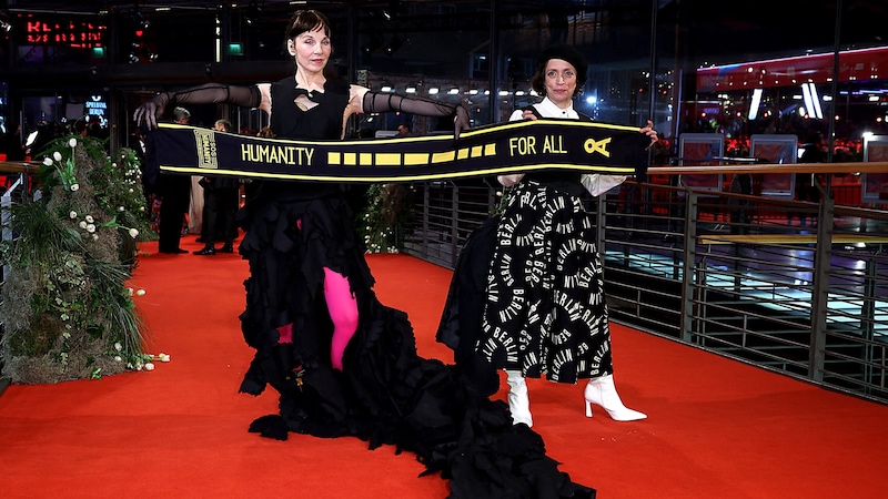 Meret Becker and Anna Thalbach held up a scarf with the inscription "Humanity for all" for civilian sea rescue. (Bild: APA/AFP/RONNY HARTMANN)