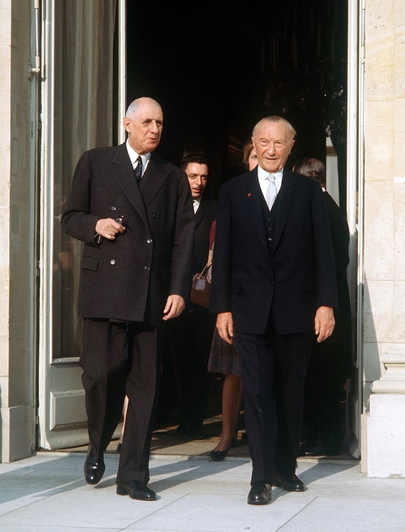 Charles de Gaulle  und sein Gast Konrad Adenauer verlassen den Élysée-Palast. (Bild: Rohwedder / dpa / picturedesk.com)