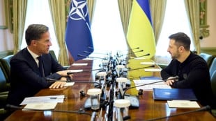 NATO-Generalsekretär Mark Rutte im Gespräch mit dem ukrainischen Präsidenten Wolodymyr Selenskyj (Bild: AFP/UKRAINIAN PRESIDENTIAL PRESS SERVICE/Handout)