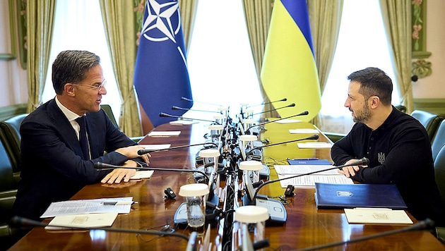 NATO Secretary General Mark Rutte in conversation with the Ukrainian President Volodymyr Selenskyj (Bild: APA/AFP/UKRAINIAN PRESIDENTIAL PRESS SERVICE/Handout)