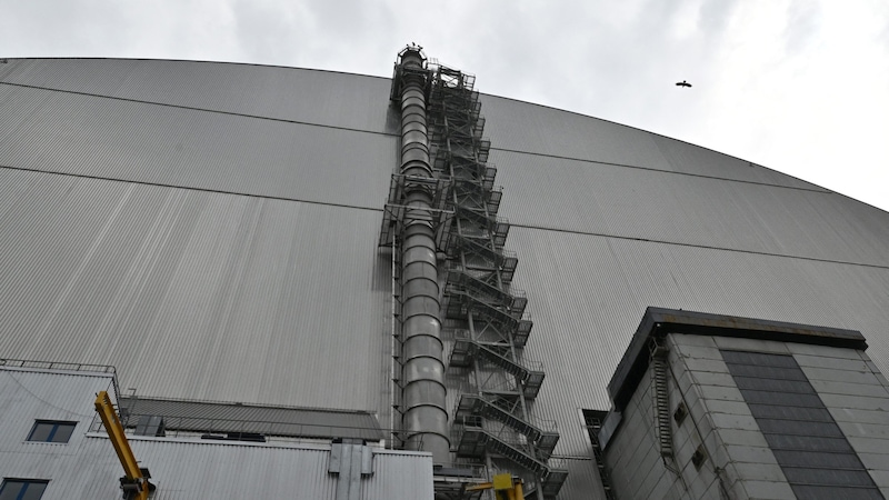 Der Sarkophag soll den Austritt von Radioaktivität aus der Ruine verhindern. (Bild: APA/AFP)