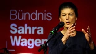 Sahra Wagenknecht glaubt an den Einzug ihrer Partei in den Bundestag, auch wenn aktuelle Umfragen sie knapp unter der Fünf-Prozent-Hürde verorten. (Bild: APA/AFP/Jens Schlueter)