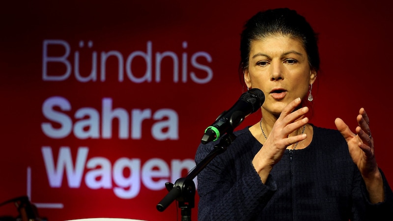 Sahra Wagenknecht glaubt an den Einzug ihrer Partei in den Bundestag, auch wenn aktuelle Umfragen sie knapp unter der Fünf-Prozent-Hürde verorten. (Bild: APA/AFP/Jens Schlueter)