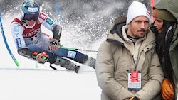 Die Fahrt zur Bestzeit von Timon Haugan (li.) erfreute Marcel Hirscher und seine Freundin im Saalbacher Zielstadion. (Bild: AP/AP, GEPA)