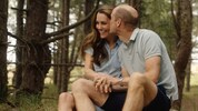 Ein zärtlicher Kuss von Prinz William, der die Liebe feiert.