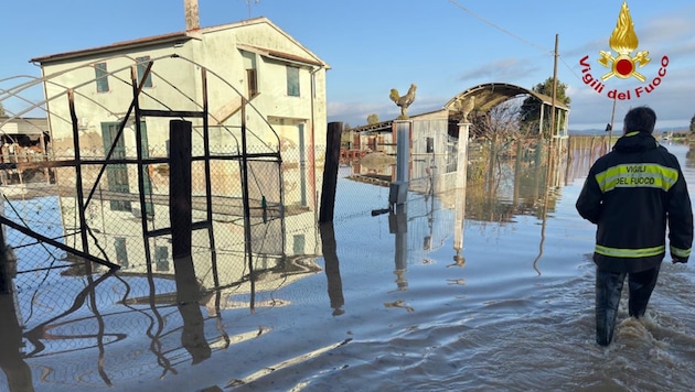 As the Italian fire department revealed on "X", a young driver also had to be rescued - he was stuck in his car due to the masses of water. (Bild: Vigili del Fuoco)