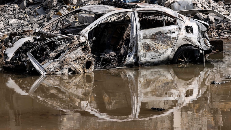 Ein ausgebranntes Auto nach dem Hamas-Angriff in der israelischen Stadt Sderot (Bild: APA/AFP/RONALDO SCHEMIDT)