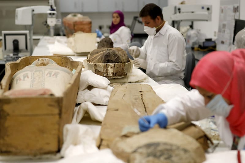 Egyptian archaeologists restore the coffin and mummy of King Tutankhamun at the Conservation Center of the Great Egyptian Museum in Cairo . (Bild: AFP )