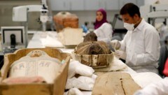 Eine Archäologin und ein Archäologe bei Arbeiten (Bild: AFP )