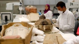 Eine Archäologin und ein Archäologe bei Arbeiten (Bild: AFP )
