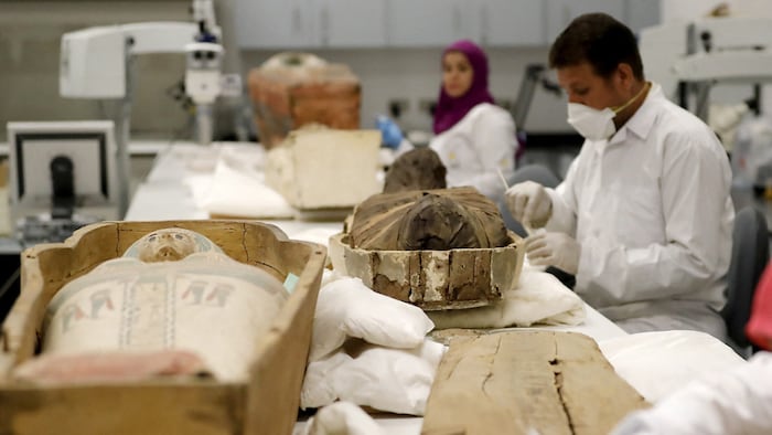 Ägyptische Archäologen restaurieren den Sarg und die Mumie von König Tutanchamun im ...