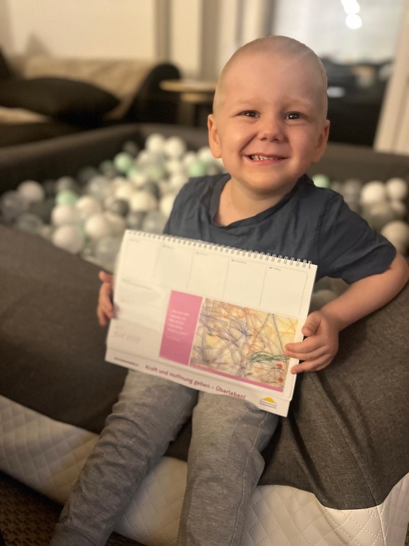 Lio Fink mit dem Kalender der steirischen Kinderkrebshilfe, für den auch er ein Bild gezeichnet hat. (Bild: Tanja Fink)