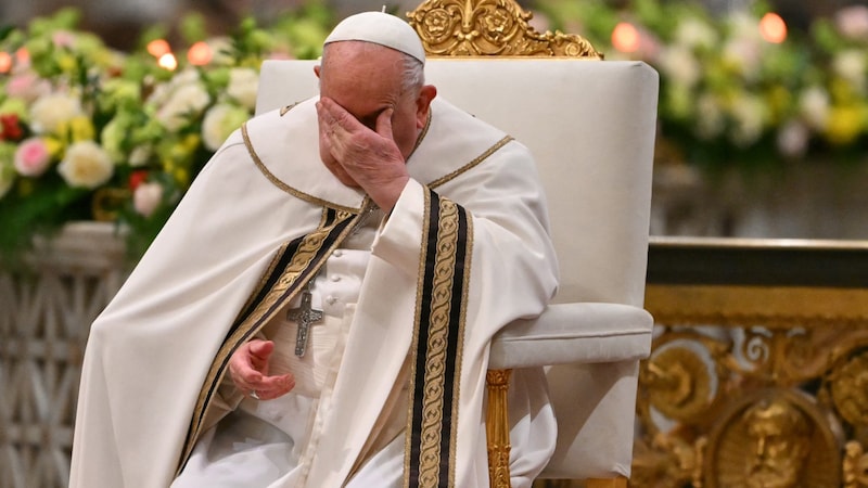 Papst Franziskus dankte im Angelus-Gebet , das er wie am vergangenen Sonntag nicht selbst sprach, den Ärzten.  (Bild: APA/AFP/Andreas SOLARO)