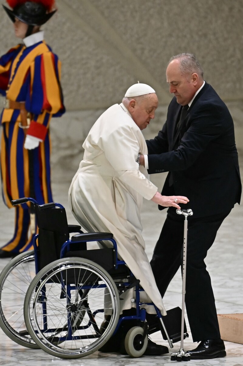 Die Mobilität des Papstes ist stark eingeschränkt. Bei öffentlichen Auftritten sitzt er meistens in einem Rollstuhl. (Bild: APA/AFP/Filippo MONTEFORTE)