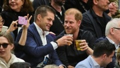 Prinz Harry und Richie McCaw prosten sich beim Spiel um die Bronzemedaille im Rollstuhl-Rugby zwischen Australien und den USA während der Invictus Games in Vancouver zu.  (Bild: Jennifer Gauthier / REUTERS / picturedesk.com)