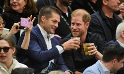 Prinz Harry und Richie McCaw prosten sich beim Spiel um die Bronzemedaille im Rollstuhl-Rugby ...