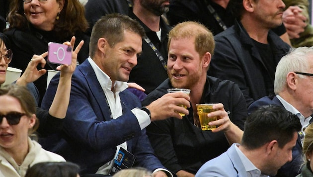 Prince Harry and Richie McCaw toast each other during the bronze medal match in wheelchair rugby between Australia and the USA at the Invictus Games in Vancouver. (Bild: PictureDesk/Jennifer Gauthier / REUTERS / picturedesk.com)