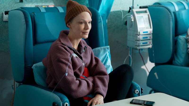 Brustkrebs-Patientin Lucy (Tilda Cobham-Harvey) glaubt an Belles alternative Methoden. (Bild: Netflix)