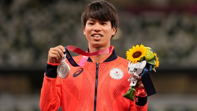 Hier noch als Silberner der Olympischen Sommerspiele 2020 jubelnd, dürfte Koki Ikeda das Grinsen inzwischen vergangen sein ... (Bild: AP/Associated Press)