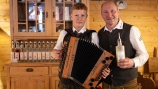 Während Willi und Sohn Roland bei der Ski-WM Schnaps verkosten lassen, kümmert sich seine Frau um den Hof. (Bild: urbantschitsch mario)