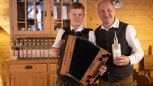 Während Willi und Sohn Roland bei der Ski-WM Schnaps verkosten lassen, kümmert sich seine Frau um den Hof. (Bild: urbantschitsch mario)