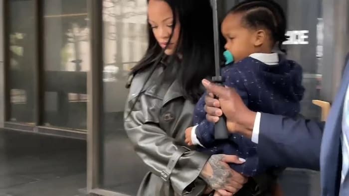 Rihanna verlässt mit ihrem ältesten Sohn im Arm das Gericht.