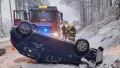 Der Lenkerin dieses Autos wurden die schneeglatten Straßenverhältnisse zum Verhängnis. Sie blieb aber zum Glück unverletzt. (Bild: BFV Deutschlandsberg)