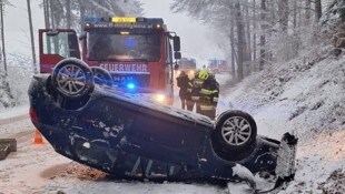 Der Lenkerin dieses Autos wurden die schneeglatten Straßenverhältnisse zum Verhängnis. Sie blieb ...