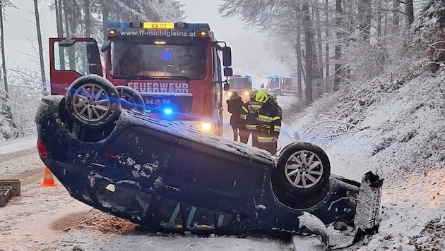 The driver of this car was caught out by the slippery road conditions. Fortunately, she was uninjured. (Bild: BFV Deutschlandsberg)