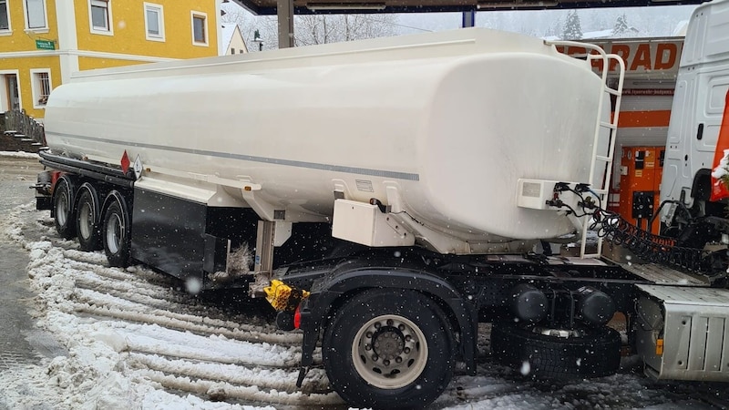 The tanker slid into a petrol pump. (Bild: BFV Deutschlandsberg)