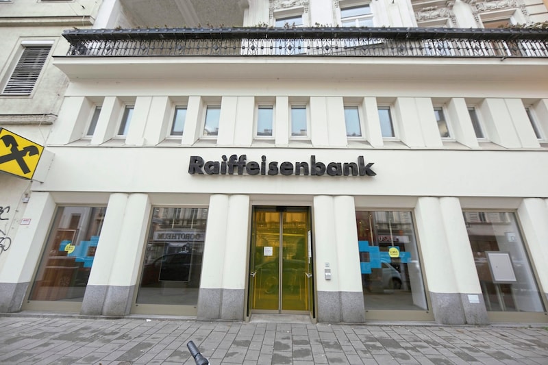 This Raiffeisen bank on Vienna's Rochusmarkt was looted by the perpetrator. (Bild: Bartel Gerhard/Gerhard Bartel)