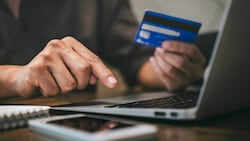 Beim Phishing versuchen Betrüger, mit gefälschten E-Mails, Schadsoftware und Fake-Websites ...