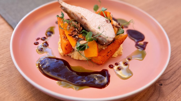 Am Menü stehen etwa geräuchertes Perlhuhn mit weißer Polenta und Pilzen.