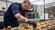 Küchenchef Erhard Schober bewirtet täglich knapp 500 geladene Gäste.