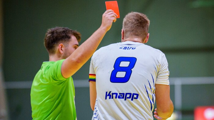 Drei rote Karten hat Simon Knapp diese Saison schon kassiert.