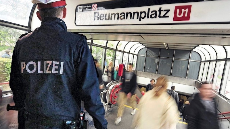 Der Wiener Reumannplatz landet immer wieder in den Schlagzeilen. Die Polizei ist im Dauereinsatz, aber die Angst vor Messerattacken ist bei vielen immer noch groß. (Bild: Holl Reinhard)