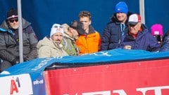 Marcel Hirscher (2. von li.) verfolgte den WM-Riesentorlauf in Saalbach. (Bild: Pail Sepp)