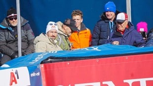 Marcel Hirscher (2. von li.) verfolgte den WM-Riesentorlauf in Saalbach. (Bild: Pail Sepp)