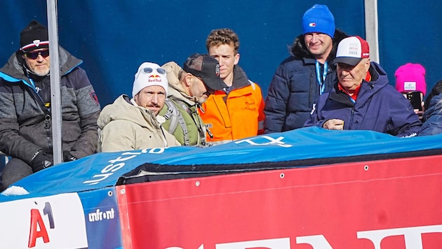 Marcel Hirscher (2nd from left) watched the World Cup giant slalom in Saalbach. (Bild: Pail Sepp)