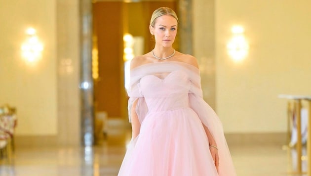 Presenter Mirijam Weichselbraun shines in a pink princess dress by Juergen Christian Hoerl. (Bild: ORF)