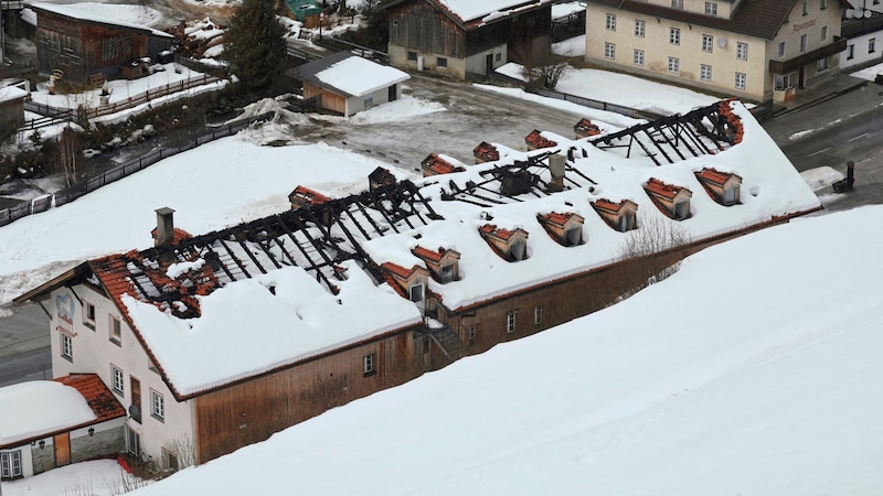 Ein Feuer im Mai 2023 hat das Dach zerstört. Dadurch konnten Schnee und Regen ungehindert eindringen.   (Bild: Johanna Birbaumer)