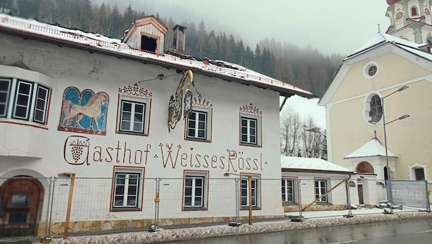 Auf den ersten Blick sah das Gebäude auch noch nach dem Brand recht schmuck aus. Doch Regen und Schnee griffen die Substanz an.  (Bild: Initiative Denkmalschutz)