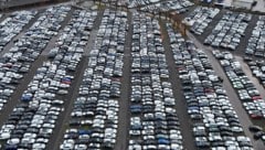 Autos warten in Deutschland auf den Export. (Bild: AFP)