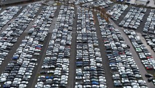 Autos warten in Deutschland auf den Export.