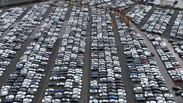 Autos warten in Deutschland auf den Export. (Bild: APA/AFP)