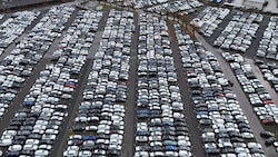 Autos warten in Deutschland auf den Export. (Bild: APA/AFP)