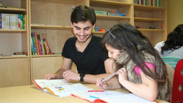 Teaching takes place in small groups. There is also time for individual support. (Bild: Jugendrotkreuz Tirol/Eva Rettenbacher )