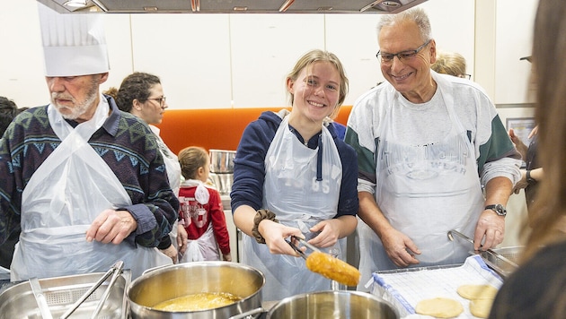 Jung und Alt kochen gemeinsam. (Bild: wildbild/Herbert Rohrer)