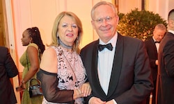 Christine und Karl Mahrer sind gerne auf dem Tanzparkett unterwegs. Nun landen sie gemeinsam auf ...